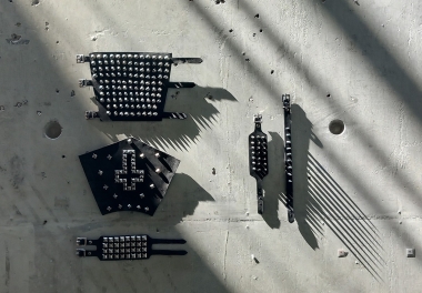 Heavy Metal Lovers, 2024 - (kivitavarasavi, lasitteet, lysterit, n. 90 x 90 x 6 cm) - Kuva: Roope Lehtimäki