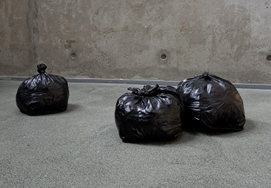 Toivoa täynnä, 2024 (kivitavarasavi, maali, lakka, n. 180 x 35 x 80cm)