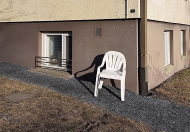 Maisematutkielma, 2025 (tuoli kivitavarasavesta, pinta vahattu,, 58 x 85 x 55cm)