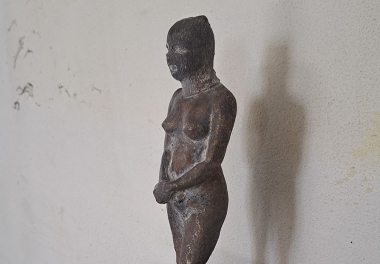 Vahtikoiran muotokuva, 2024 - (pronssi, n. 26 x10x9cm)